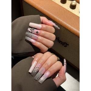 Uñas Postizas con Diseño de Crucifijo Rosa Rebelde - Product Image 4