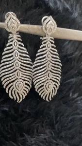 Boucles d'oreilles pendantes classiques en diamant, bijoux de mode de qualité supérieure pour mariages et occasions formelles, disponibles - Product Image 2