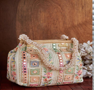 Sac en tissu brodé avec des perles et des poignées en perles. Ambiance festive. Disponible à prix de gros. - Product Image 1