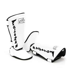 Ensemble de protection professionnel de haute qualité pour le Muay Thai : Gants de boxe en cuir respirant, bandages de main et protège-tibias avec fermeture auto-agrippante - Product Image 1