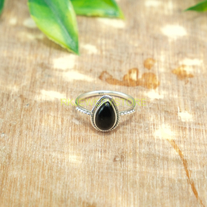 Bague en onyx noir, bague en argent sterling 925, bague en pierre noire, bague de fiançailles minimaliste faite à la main pour femmes, cadeau de Noël - Product Image 6