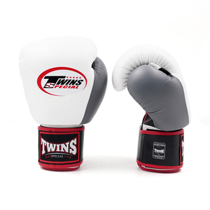 Gants de boxe Twins de qualité supérieure, logo personnalisé, couleur rouge, en cuir véritable, à lacets, pour entraînement et sparring MMA Muay Thai - Product Image 4