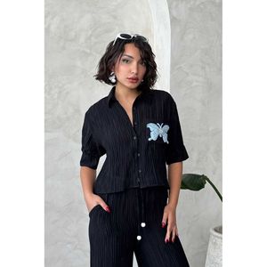 Blusa Elegante Plisada Color Crema con Detalle de Mariposa para Mujer, Marca TOPSHOW - Camisa de Manga Larga con Estilo para Venta al Por Mayor - Product Image 1