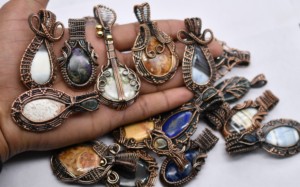 Lote de Joyería con Colgantes de Piedras Preciosas Mixtas Únicas, Hechos a Mano con Alambre de Cobre - Product Image 2