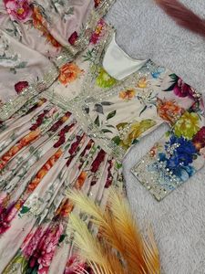 Presentando la secuencia de bordado pesado de seda Chinon con vestido de trabajo de impresión digital con manga completa y borde de encaje de cuatro lados Dupatta - Product Image 6