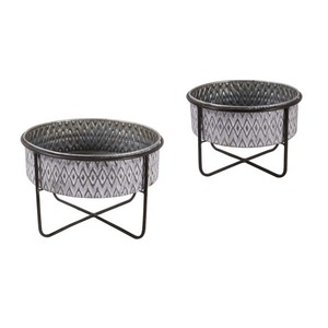 Jardinera de metal negro de diseñador elegante hecha para agregar un toque verde moderno pero clásico a decoraciones elegantes para el hogar - Product Image 4