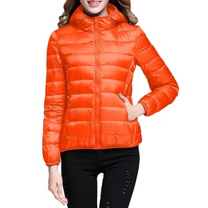 Vente en gros Veste en duvet légère de haute qualité grande taille pour femmes manteau bouffant coupe-vent à capuche compressible vêtements - Product Image 4