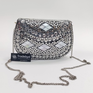 Pochette en métal artisanale d'inspiration antique pour un look traditionnel et moderne Tradebyd - Product Image 1