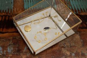 Boîte à bijoux en verre à cadre en laiton rétro européen Rangement et organisateur en forme de cône avec style rétro élégant - Product Image 6