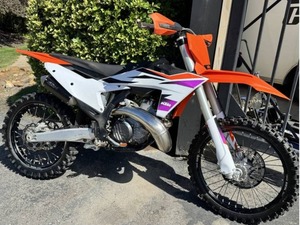 2024 pour les motos KTMS 250 SX Dirt Bike pour le marché mondial - Product Image 3