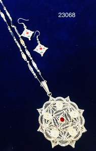 Conjunto de Collar con Colgante de Sol Radiante Chapado en Oro con Aretes de Piedra Rubí |   Joyería de Imitación Tradicional al por Mayor Modelo n.° 23065 - Product Image 4