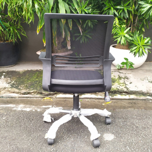 Silla de Oficina Giratoria Minimalista Negra HOM1051-01, Silla de Trabajo con Altura Ajustable, Diseño de Espuma y Tela, Reposabrazos Fijos de Plástico - Product Image 4