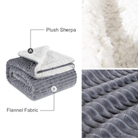 Couverture grise épaisse rayée par emmaillotage de bébé de Sherpa de peluche simple neutre légère pour la journée froide