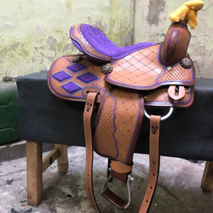 Ensemble de selle western en cuir et bois de qualité supérieure pour le barrel racing, avec motifs décoratifs |   Équipement d'équitation en acier inoxydable façonné à la main - Product Image 1