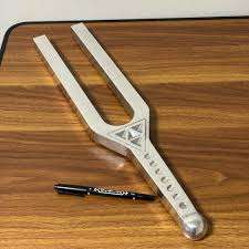 Fourche de sonothérapie (CHAKRA) pour la guérison par le son (LOT DE 8) – Grandes fourches géantes - Product Image 4