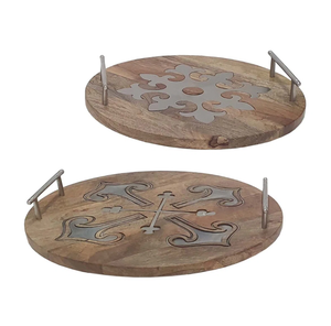 Plateau de service en bois unique avec des détails de conception sculptée idéal pour mettre en valeur des apéritifs, des desserts et des boissons pour le mariage à la maison - Product Image 1