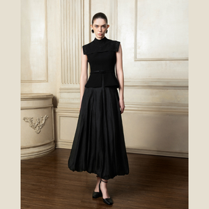 Diseñado para mujeres sofisticadas falda Lyly Midi en cupro con motivo de hoja ofrece un estilo moderno pero atemporal - Product Image 2