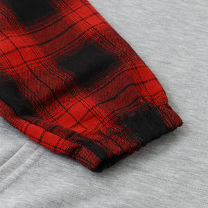 Sudadera casual con un diseño único en contraste. El cuerpo es un gris jaspeado claro, mientras que las mangas tienen un aspecto urbano. - Product Image 5