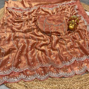 Sari de Seda Espacial de Lujo con Cuentas Originales Hechas a Mano, Blusa a Juego con Cuentas, Sari Premium para Fiestas - Product Image 2