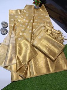 Saris en soie brocart sur mesure dans les couleurs blanc et or avec des motifs floraux idéal pour la revente par les magasins de vêtements - Product Image 4