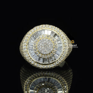 แหวนฮิปฮอปสีทองสีเหลือง14kt ที่เต็มไปด้วยเพชรโมอิสเจียระไนทรงกลมที่ช่วยเพิ่มความคมชัดระดับ VVS - Product Image 1