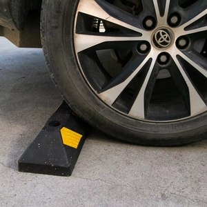 ตัวกั้นล้อ Wesure Safety ขนาด 1830x150x100 มม. ทำจากยาง สำหรับใช้ในโรงรถและลานจอดรถ - Product Image 1