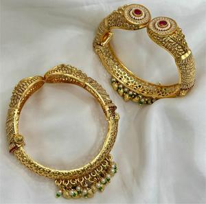 Juego de Dos Brazaletes Abiertos de Alta Calidad Chapados en Oro, Estilo Tradicional, para Bodas, Colección para Mujer - Product Image 2