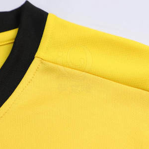 Traje de fútbol elástico para un rendimiento y estilo Kit de fútbol de colores llamativos diseñado para la máxima comodidad - Product Image 4