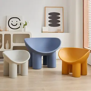 كرسي رولي بولي إيثيلين من مادة بلاستيكية ملونة بتصميم بسيط ، كرسي صالة بولي ملون لغرفة المعيشة