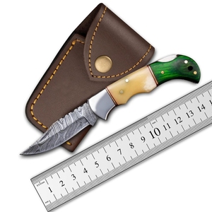 Offre Spéciale beaux couteaux de poche de couteau pliant en acier damas faits à la main avec manche en bois de couleur cuir. - Product Image 1