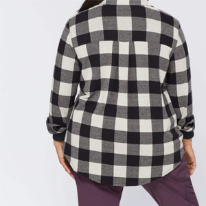 Camisa de franela de talla grande para mujer de fabricante personalizado OEM botón frontal informal con logotipo 100% algodón transpirable elegante para todos los días - Product Image 5