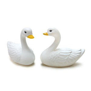 Cadeau promotionnel chaud, jouet en plastique sans phtalate PVC, logo personnalisé imprimé, couleur blanc et noir, jouet de bain flottant en forme de cygne - Product Image 1