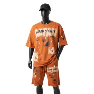 Conjunto de Camiseta y Pantalones Cortos Extra Grandes para Hombre, Tela de Jersey de Algodón Premium de 220 GSM, Impresión por Pulverización, Logotipo Personalizado, Ropa Urbana, Conjunto de 2 Piezas - Product Image 1