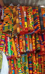 ผ้าพิมพ์ลายแว็กซ์คุณภาพส่งออก สีสันสดใส สำหรับจัดจำหน่ายทั่วโลก - Product Image 2