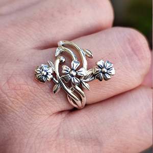 Anillo de Promesa Floral Hecho a Mano en Plata de Ley 925, Joyería Romántica con Flores, Regalo para Ella en su Cumpleaños o Aniversario - Product Image 5