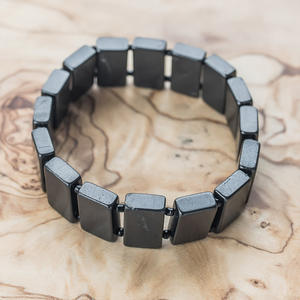 Bracelet en shungite avec 16 perles plates polies de 0,67*0,39*0,2 po (17*10*5 mm) avec perles noires sur élastique, taille 16-17 - Product Image 3