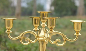 El exportador indio ofrece una elegante vela de latón con acento en la plataforma de velas para decoración navideña para hogares, cafés, espacios para eventos - Product Image 2