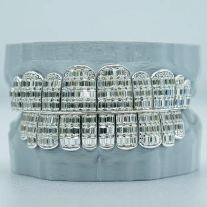 Custom 925 Starling Silver Iced Out Mossanite Grills Full Emerald Cut VVS Moissanite Baguette Grillz para dientes - Product Image 1