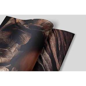 Portrait d'une femme élégante : Impression sur toile avec motif floral, affiche roulée - Product Image 1