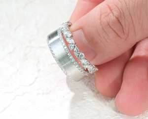 Superbe bague de fiançailles en diamant Moissanite 100% avec bande en or jaune magnifique pour les fêtes - Product Image 3