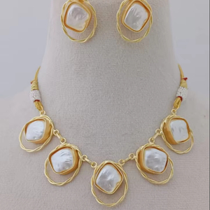 Royal Emerald Kundan Necklace Set Acabado lujoso Adorno único Latón Hecho Producto a granel Diseño personalizado - Product Image 1