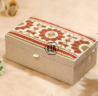 Boîte-cadeau de luxe de macaron de broderie florale brodée à la main boîte à bonbons en acrylique de paillettes de satin pour les bijoux de chocolat de mariage