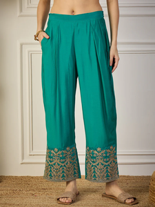 Conjunto de Kurta Recta hasta la Pantorrilla con Bordado de Calidad de Exportación, Mezcla de Seda, con Palazzo y Dupatta para Mujer, Disponible para la Venta - Product Image 6