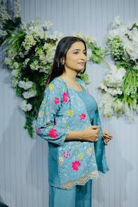 Ensemble Kurti moderne trois pièces en velours et broderies lourdes pour femme Ramdev Trading, idéal pour les mariages et Diwali - Product Image 5