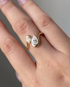 Anillo de compromiso de diamante de laboratorio Toi et Moi Pear Cut para Mujer | IGI Certified, juego de bisel, regalo de aniversario de oro amarillo sólido de 14K - Product Image 1