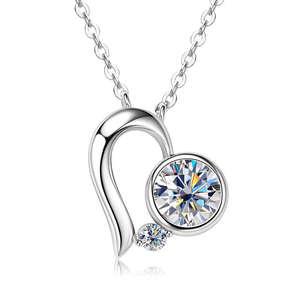 Collier tendance pour femmes en argent sterling 925, chaîne à maillons claviculaires, pendentif demi-cœur serti de moissanite 1 carat - Product Image 1