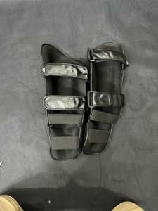 Protège-tibias légers pour jeunes pour la boxe thaïlandaise, le kickboxing, le karaté, le MMA, équipement de protection en cuir avec logo personnalisé - Product Image 2