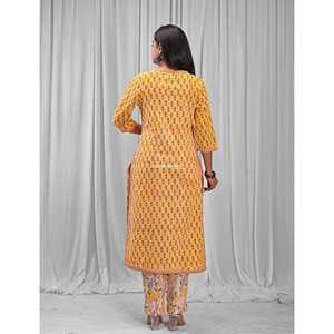 Ensemble de salwar kameez Anarkali en coton imprimé jaune (2 pièces) style ethnique indien pour les occasions spéciales avec tissu en filet - Product Image 5