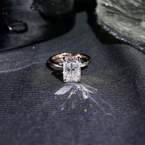 Anillo de Plata de Ley 925 Maciza Romántico Chapado en Oro Rosa con Moissanita de Corte Octogonal con Engaste de Puntas Certificado por Terceros para Mujer - Product Image 2