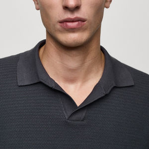 Pull en maille 100% coton sur mesure pour homme, streetwear, respirant, col en V, couleur unie, manches courtes, logo sur le devant - Product Image 3